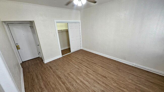 Building Photo - 1185 E Vernon Ave