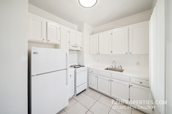 Building Photo - 1267 Vin Scully Ave