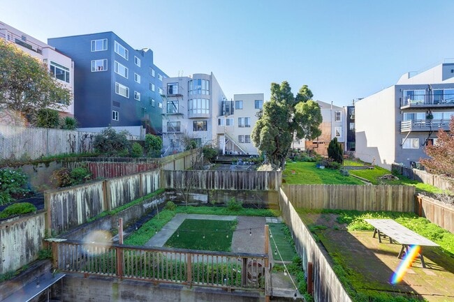 Building Photo - Spacious 3 Bed / 2 Bath Flat with garage parking in Outer Richmond. YouTube tour!