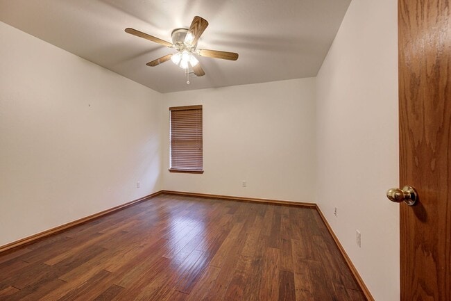Building Photo - Amazing 4BD/3BTH home with a 3 car garage ...