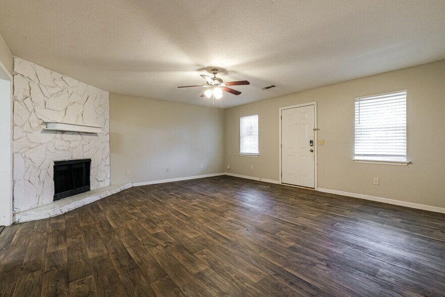 Building Photo - 843 Tall Deer Dr