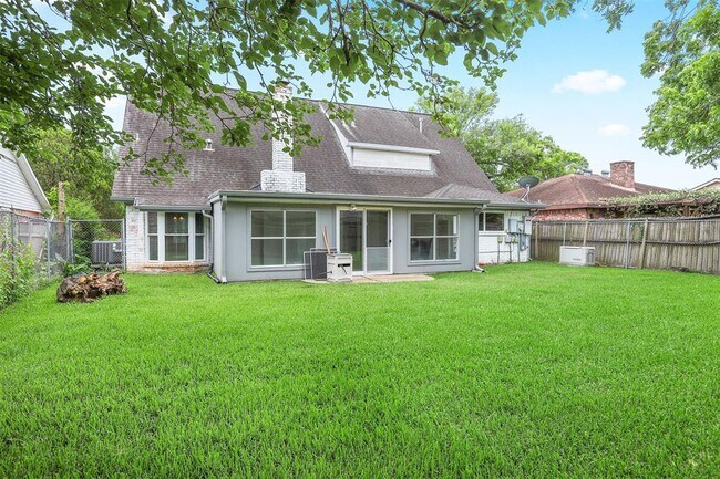 Building Photo - 831 Silverpines Rd