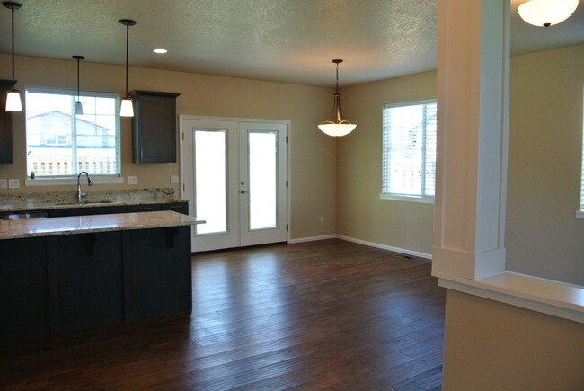 Building Photo - Stunning 5 Bed / 3.5 Bath Executive Home w...