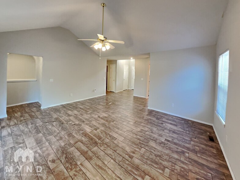 Building Photo - 711 N Jonathan Ave