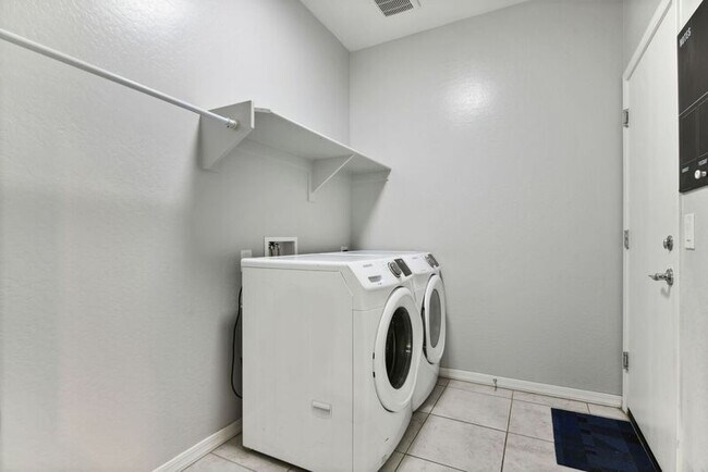 Building Photo - 7707 S 37th St