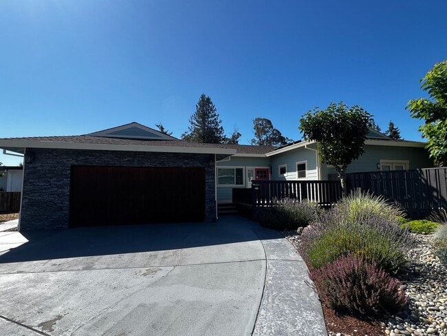 Building Photo - Remodeled Single Story 3 Bedroom/2 Bathroo...