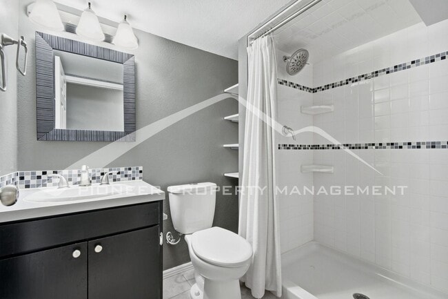 Building Photo - Spacious Townhouse with Central AC and Washer/Dryer