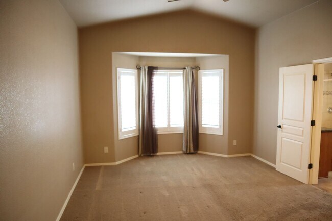 Building Photo - Livable, Lovable, & Avaiable!