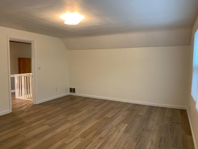 Building Photo - O1100-1106