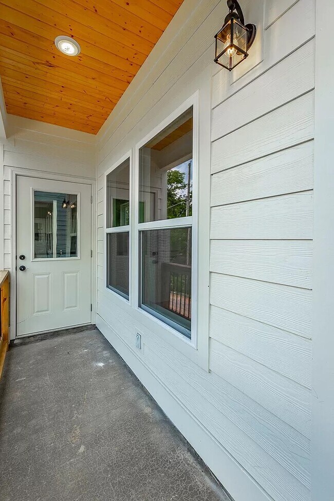 Building Photo - 5562 Stream Ln