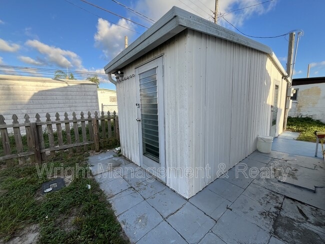 Building Photo - 2050 Lullaby Dr