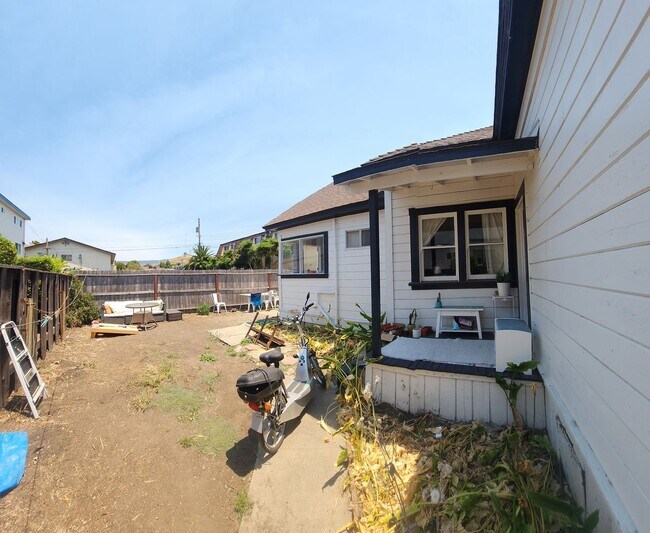 Building Photo - 556-556 Foothill Blvd