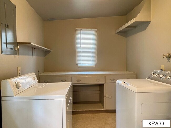 Building Photo - Ranch Style Across the Street from CSU!