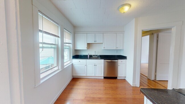 Building Photo - 52 Linwood St