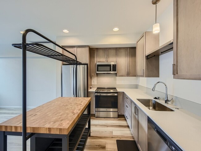 Building Photo - Modern 3bed/2bath Townhome in Rainer Valley Neighborhood!