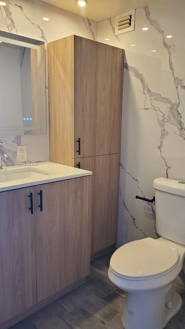 Building Photo - 6770 Indian Creek Dr