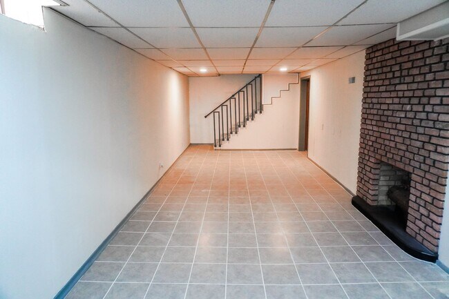 Building Photo - 3b 2b Finished Basement + Garage Lawn Care Provided APPLY FREE!