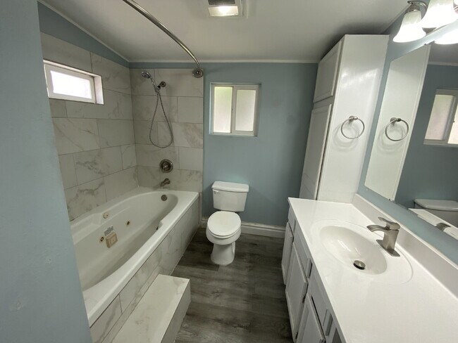 Building Photo - "Spacious 2-Bed, 2-Bath Townhome in Saint George"