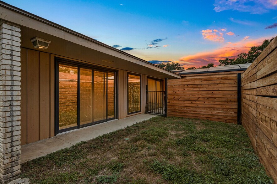 Building Photo - 8390 N Verde Dr