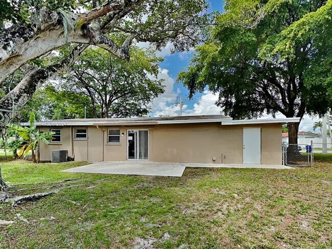 Building Photo - 5491 SW 6th St