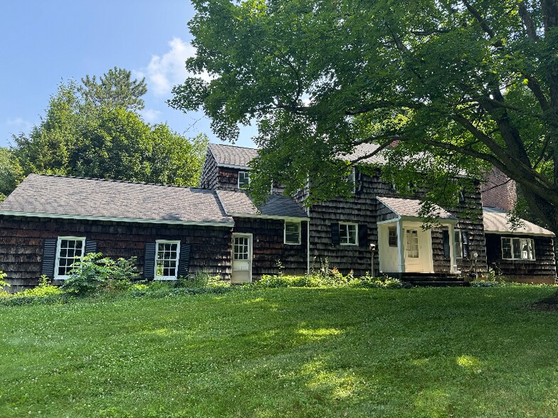 Building Photo - 6891 Woodchuck Hill Rd