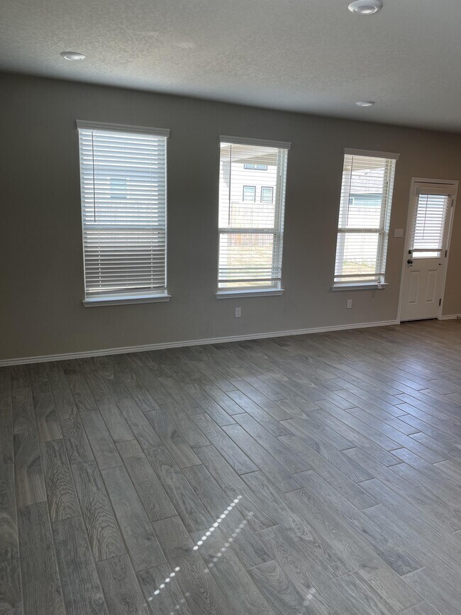 Building Photo - 2532 Ayers Dr