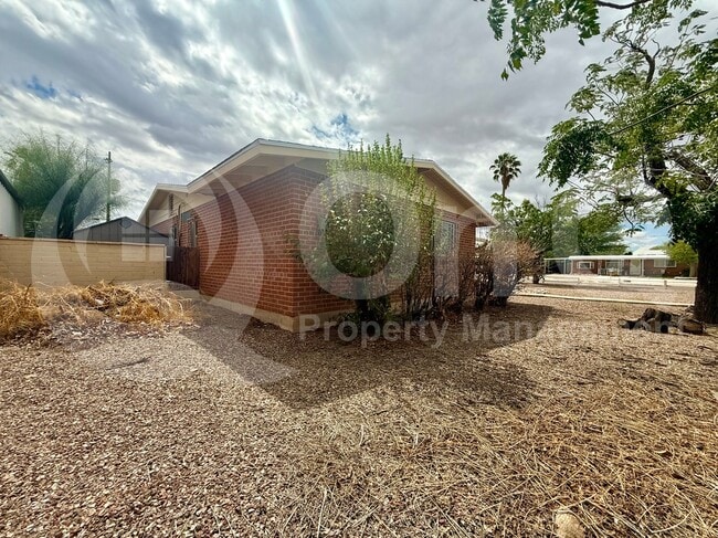 Building Photo - 2045 S Avenida Planeta