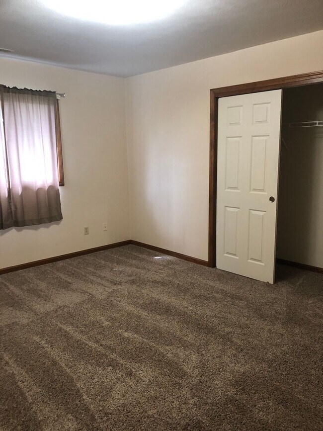 Building Photo - 2 Bedroom / 1.5 Bath Condo