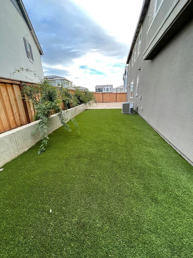 Building Photo - Beautiful new home with open floor plan av...