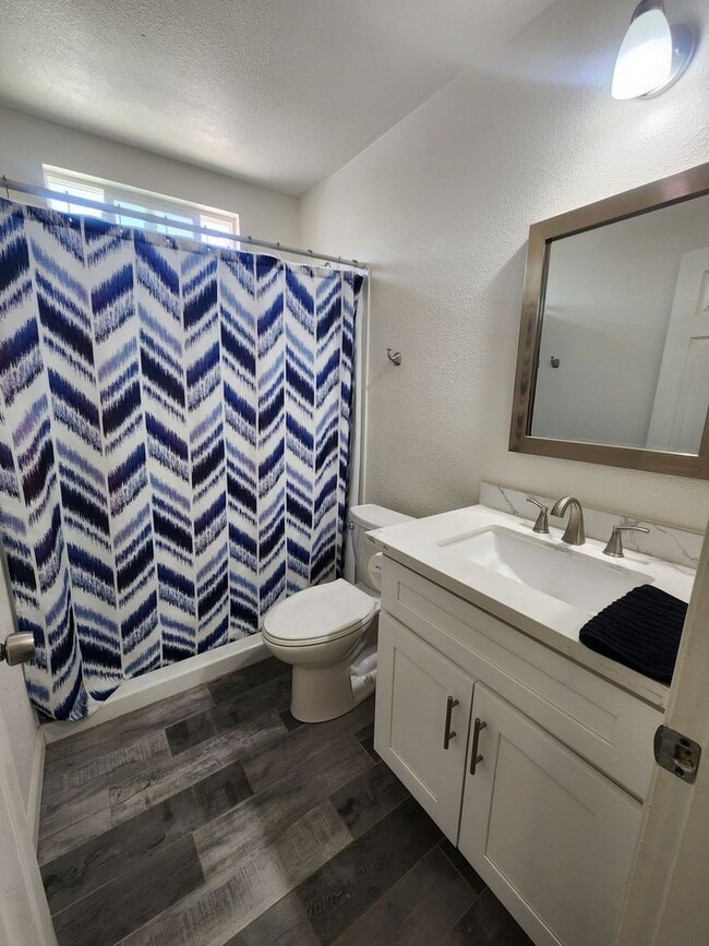 Building Photo - Move in Ready!! 3 Bedroom/2 bathroom