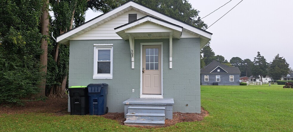 Primary Photo - 307 E Norwayne Alumni Way