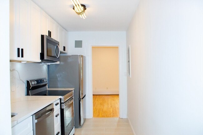 Building Photo - 33 Hammond Pond Pkwy