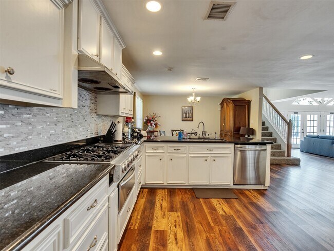 Building Photo - 8402 Matthews Ln