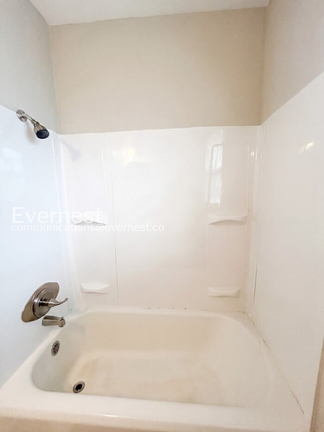 Building Photo - 856 N Cameron Ave