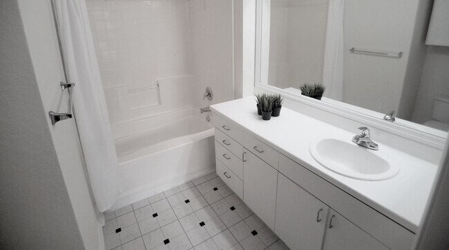 Building Photo - City View Wood Floor Updated Kitchen  2/2 ...