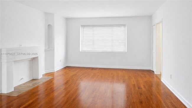 Building Photo - 2135 Bay Dr