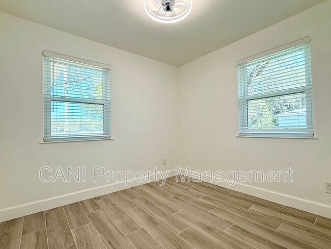 Building Photo - 748 Bethune St