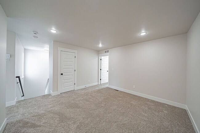 Building Photo - 2988 Huntshire Ave