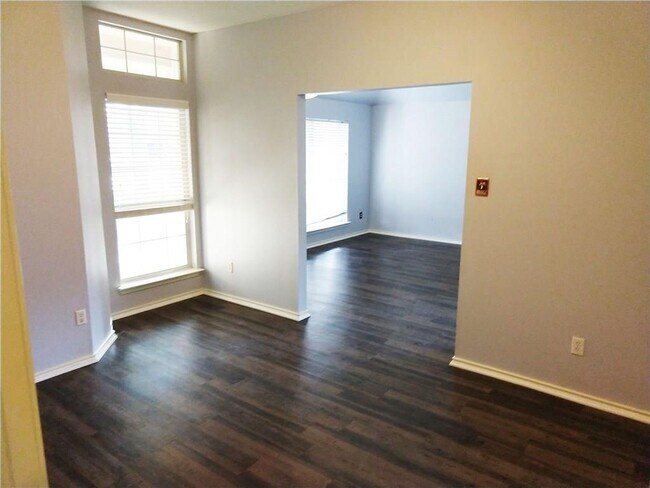 Building Photo - 1007 Russwood Cove