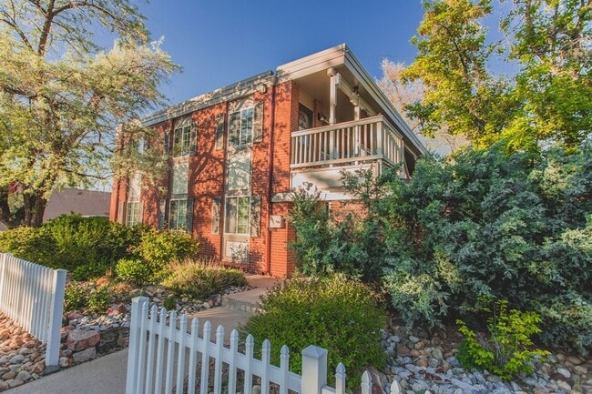Building Photo - A Cozy 2 bed/1 bath Oasis in Central Boulder! Owner credits application fees! AVAILABLE SEPTEMBER...