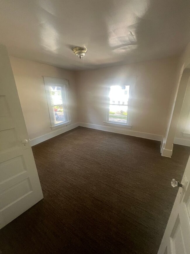 Building Photo - Large 4 Bedroom House with Garage