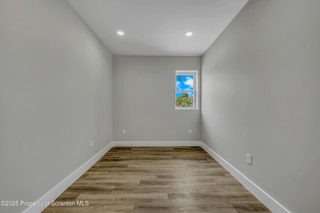 Building Photo - 215 Hickory St