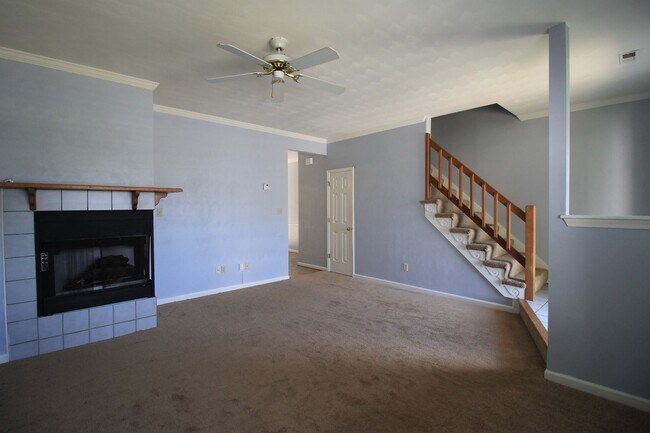 Building Photo - 2 Bedroom 2 Bath Townhome