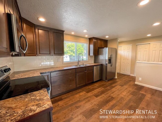 Building Photo - Newly rehabbed home in Springfield