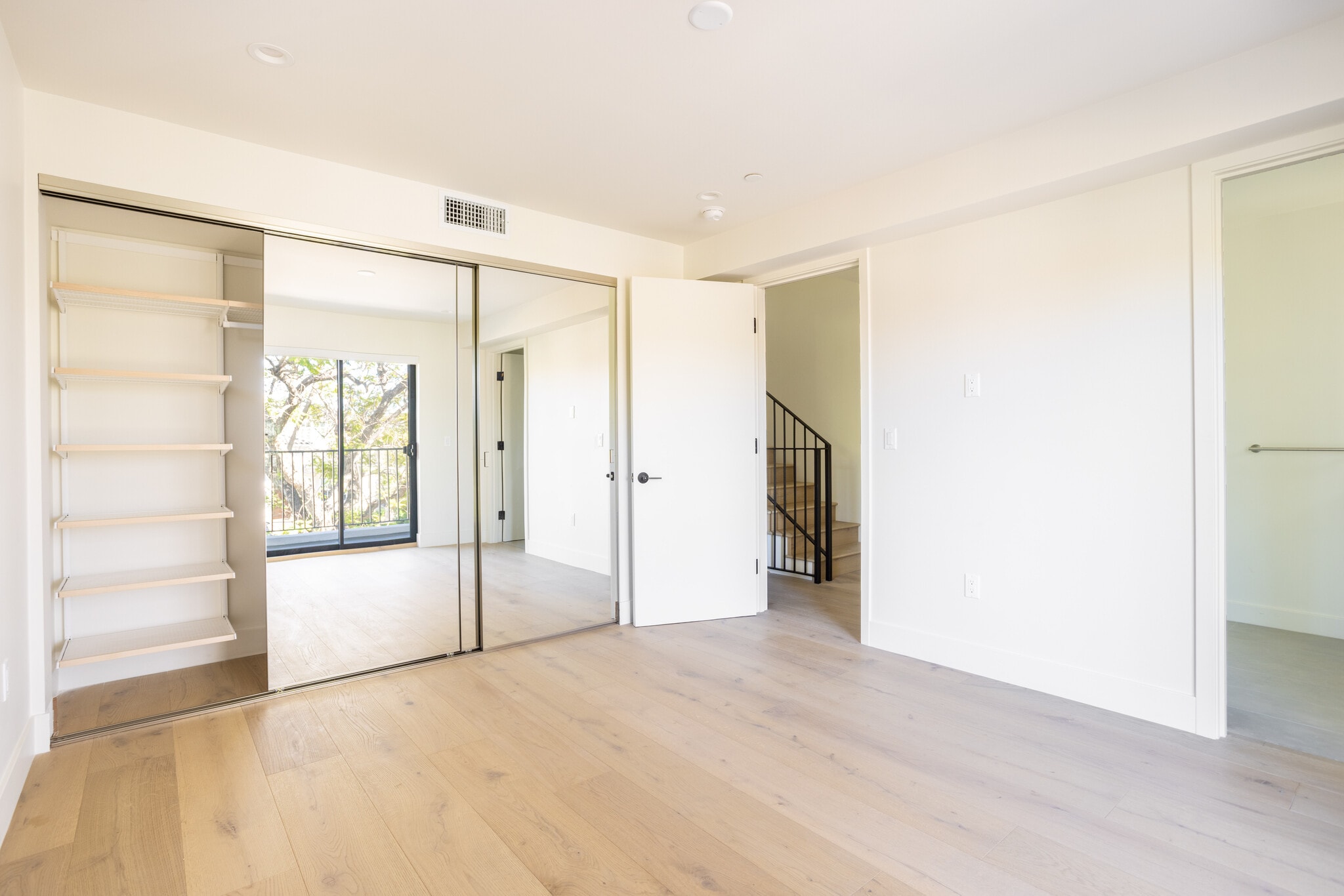 Building Photo - 456 N Poinsettia Pl