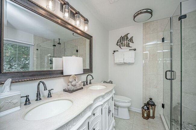 Building Photo - Gorgeous 4 BR/2BA Marshfront Home With Cre...
