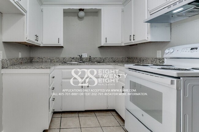 Building Photo - 2 Bed/1 Bath Triplex Home in Noble