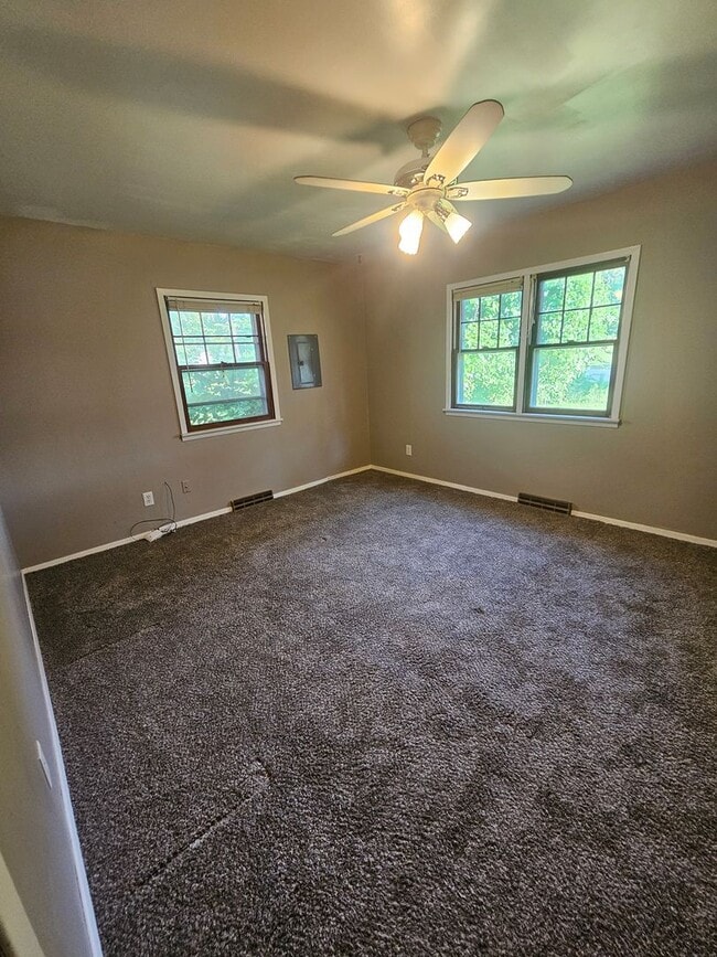 Building Photo - 3 Bedroom | 2 Bathroom | 2 Car Garage | Springfield MO!