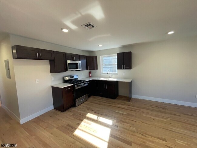 Building Photo - 119-121 Lewis St