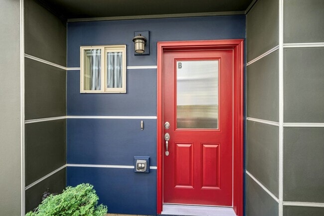 Building Photo - Columbia City Townhome